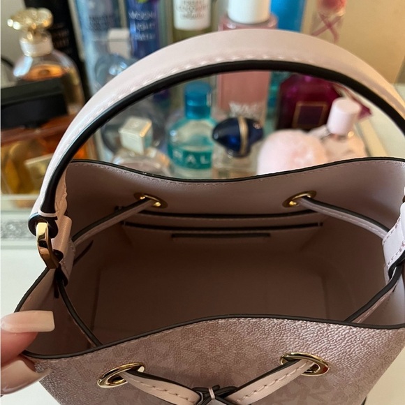 Michael Kors Mercer bucket bag - Picture 3 of 5